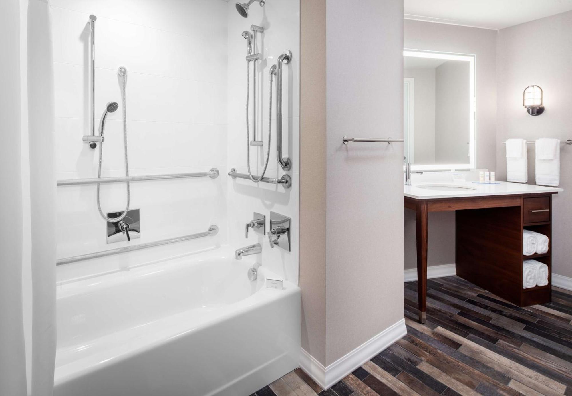 Hampton Inn Boston Seaport District Exterior photo